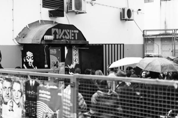 Unatoc kisi, brojna publika pred vratima KSET-a u iscekivanju pocetka prvog prezentacijskog eventa FPG-a, fotografirao Ivan Cuic